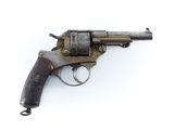 gros plan d'un revolver sur une surface blanche