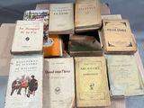 un grand nombre de livres posés sur une table