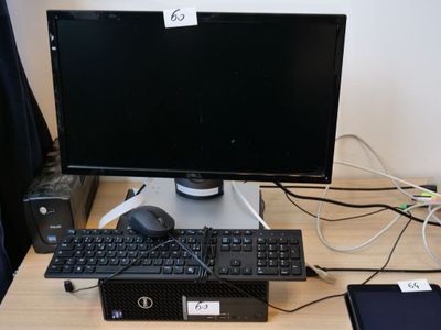 un ordinateur de bureau posé sur une table avec un clavier et une souris