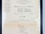 un vieux document écrit posé sur une table