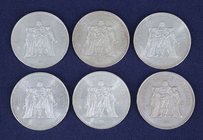 six pièces d'argent sur lesquelles figurent l'effigie d'un homme et d'une femme