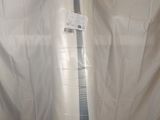 un tube en plastique contenant un couteau, posé sur une surface blanche