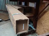 une boîte en carton posée sur un chariot dans un entrepôt