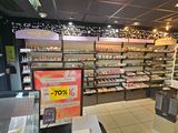 un magasin dont les rayons regorgent de produits