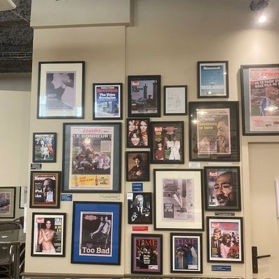 une photo d'un mur recouvert d'affiches de cinéma