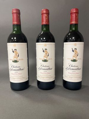 trois bouteilles de vin rouge posées sur une table