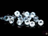 de très jolis diamants bleus sur un fond noir