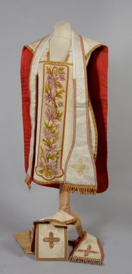 Lot dépareillé comprenant une chasuble de forme française en…