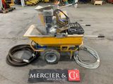 une machine posée à même le sol dans un entrepôt