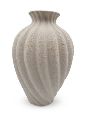 un vase blanc posé sur une surface blanche
