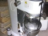 a machine that is sitting on the floor in the room