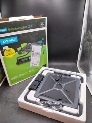 une boîte contenant un ordinateur portable, posée sur une table