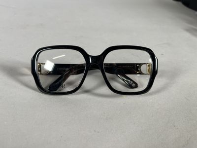 une paire de lunettes posée sur une table