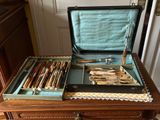 une valise dans laquelle se trouvent tout un tas de bâtons