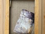 une photo d'une œuvre d'art accrochée à un mur