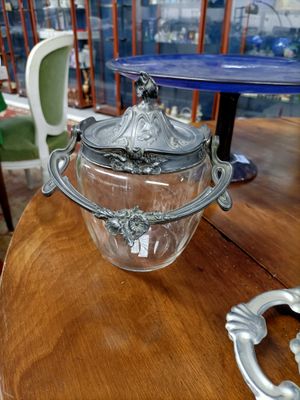 un récipient en verre posé sur une table dans une pièce