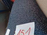 un bout de papier posé sur une chaise, sur lequel est collée une étiquette