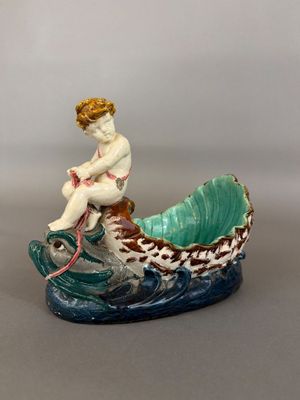 une figurine représentant une femme assise dans un bateau