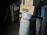 un tas d'ordures dans une pièce, surmonté d'une boîte en carton