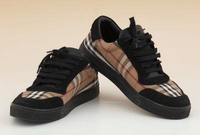 une paire de baskets noires à carreaux avec des semelles noires