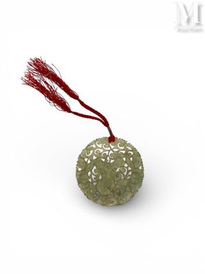 une boule verte à laquelle est attachée une ficelle rouge