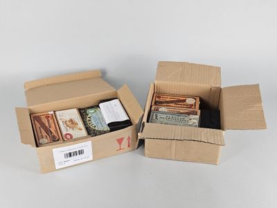 deux boîtes contenant des articles variés, posées sur une surface blanche
