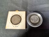 une petite pièce d'argent posée à côté d'une autre petite pièce d'argent