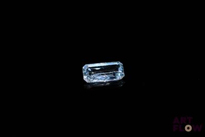 gros plan d'un diamant bleu sur une surface noire