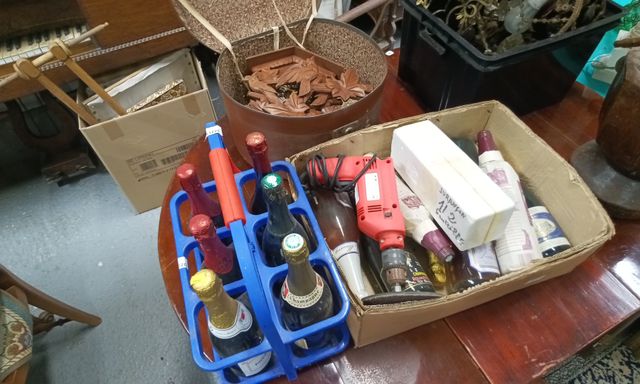 Lot comprenant divers bouteilles ancienne, pendule murale, boîte ...