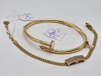 un gros plan sur un bracelet et un bracelet muni d'une chaîne