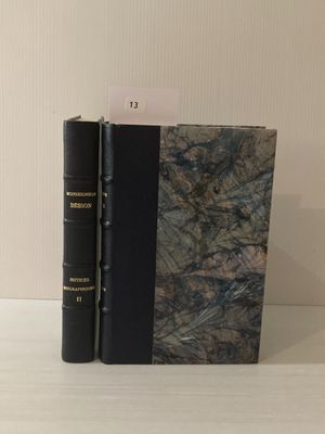 deux livres posés sur une table blanche