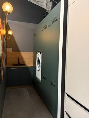 une buanderie équipée d'un lave-linge et d'un sèche-linge