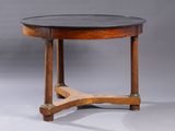 une photo d'une petite table avec un plateau en marbre noir