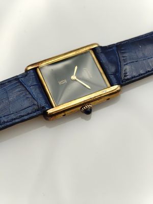 gros plan d'une montre-bracelet avec un bracelet bleu