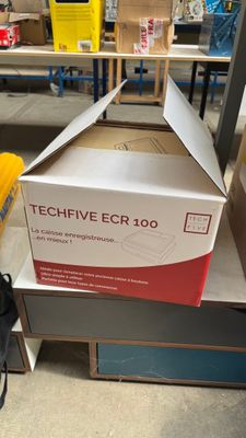 une boîte de TechFive ECR100 posée par terre