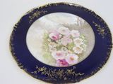une assiette avec l'image d'un oiseau et de fleurs