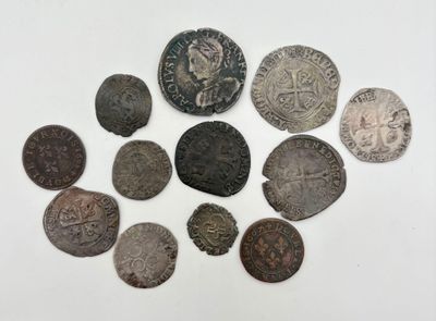 un assortiment de pièces d'argent et de bronze sur un fond blanc