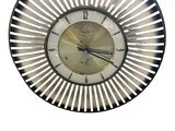 une horloge accrochée au mur de la pièce