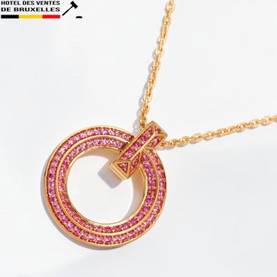 collier plaqué or orné de cristaux roses et blancs sur une chaîne