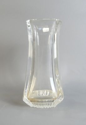 un vase en verre posé sur une table