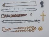 plusieurs types de colliers et de bracelets posés sur un fond blanc