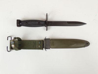 deux couteaux posés côte à côte sur une table