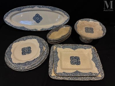 beaucoup d'assiettes et de bols bleus et blancs sur une table