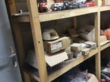 une pièce avec beaucoup de boîtes et de cartons sur les étagères