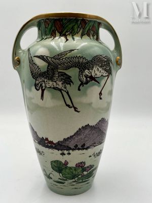un vase vert orné d'un motif représentant des oiseaux
