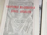 Voici deux livres posés sur une table