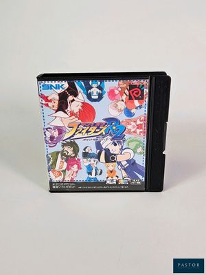 un portefeuille orné de personnages d'anime, posé sur une surface blanche