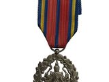 médaille entourée d'un ruban rouge, jaune et bleu