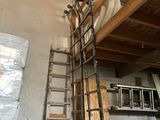 une photo d'une pièce avec une échelle et un matelas
