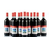 six bouteilles de vin rouge alignées sur une surface blanche
